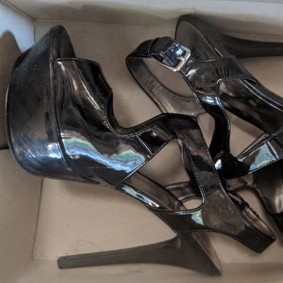 Carlos Santana Patent Platform Heels - Picture 2 of 4